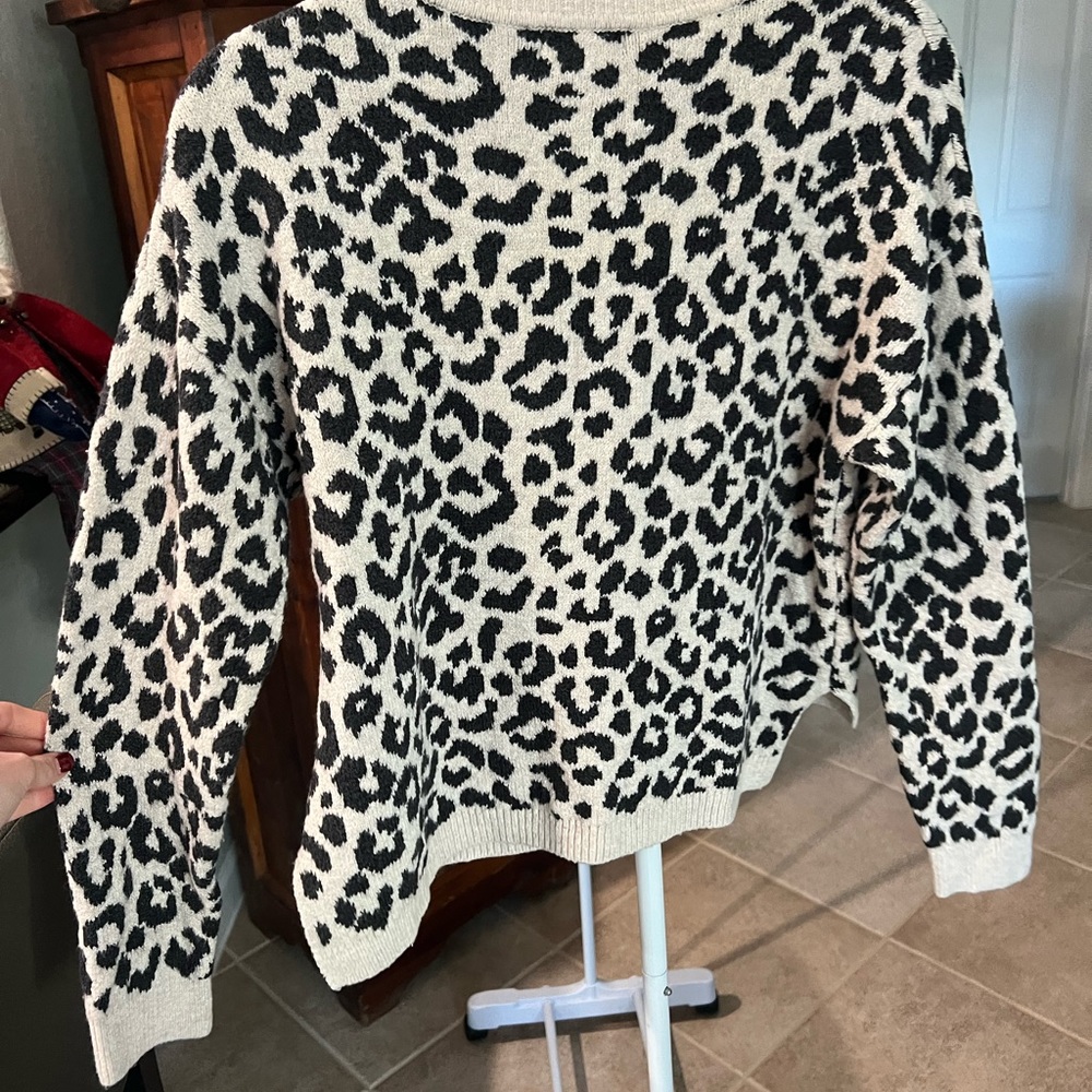Leopard Print Sweater - Picture 5 of 5